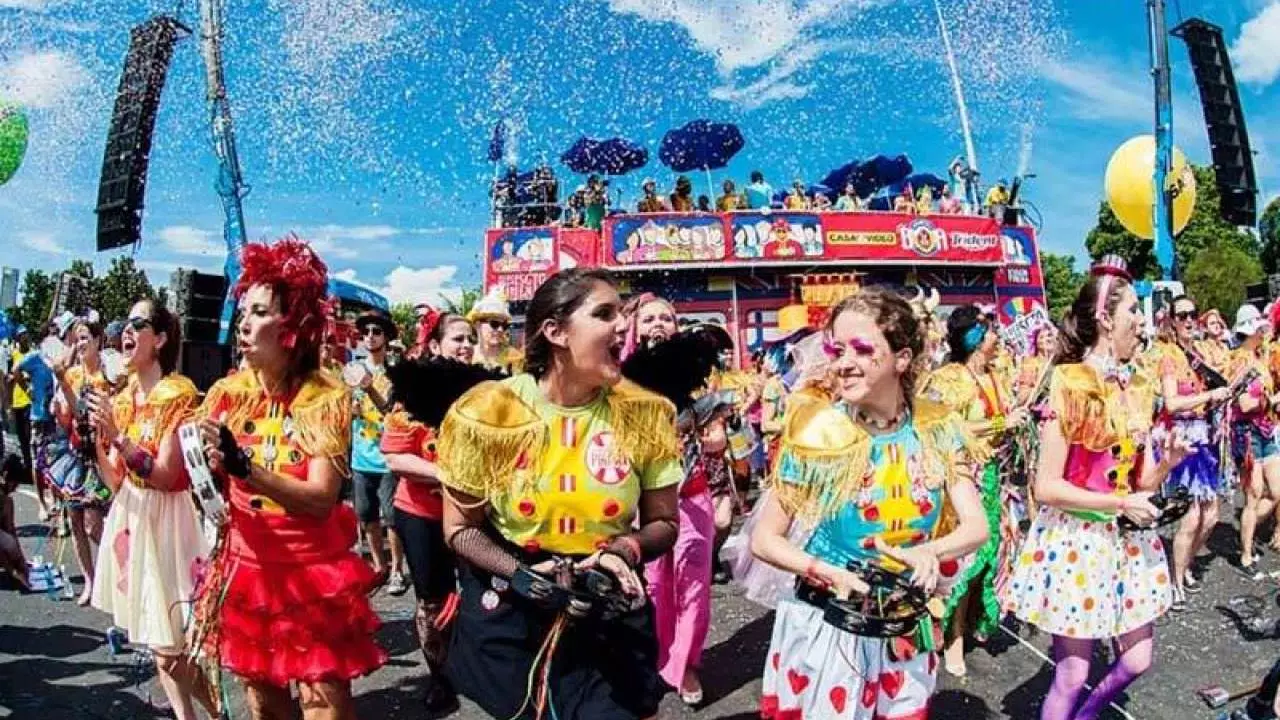 blocos - Carnival in Rio - street party-min